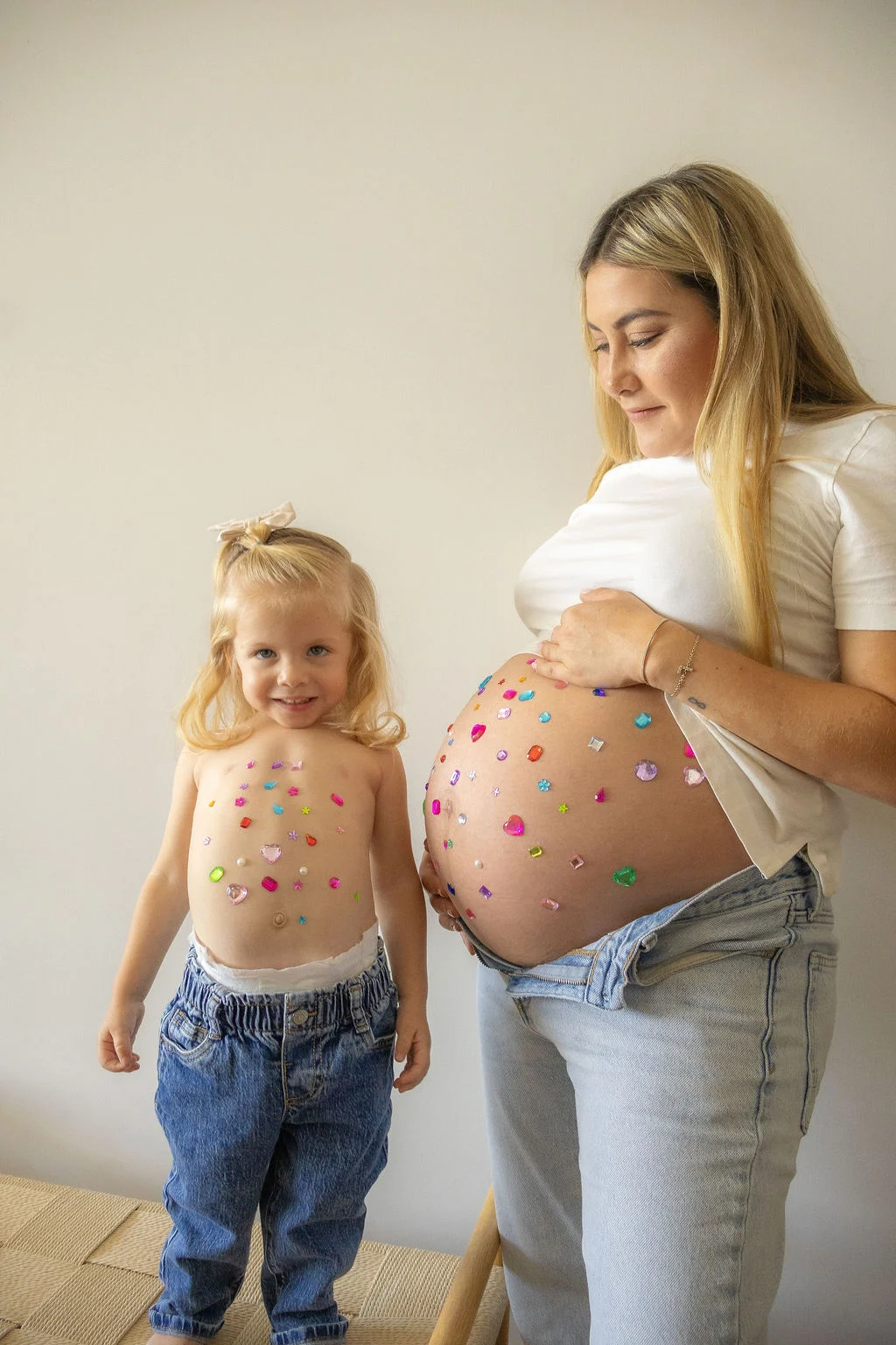 Mamá embarazada con su pequeña hija