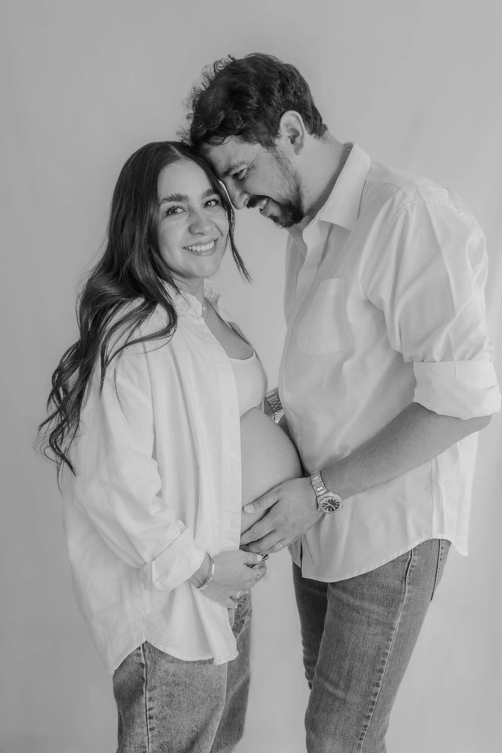 Pareja esperando a su bebé, retrato en blanco y negro